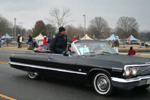 204_hville_christmas_prade_12052010.jpg