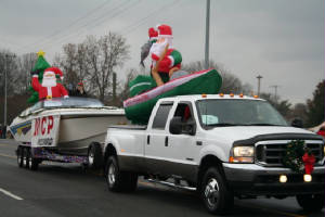 208_hville_christmas_prade_12052010.jpg