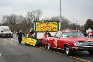 210_hville_christmas_prade_12052010.jpg