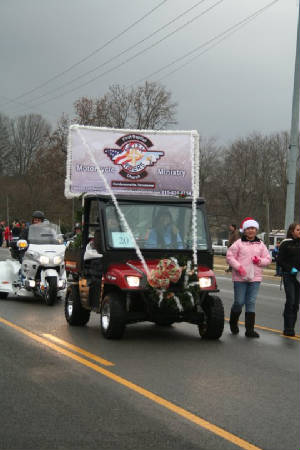 228_hville_christmas_prade_12052010.jpg