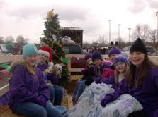 5774_hville_christmas_prade_12052010.jpg